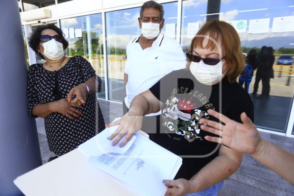 Hondureños varados en el aeropuerto de San Pedro Sula piden ayuda