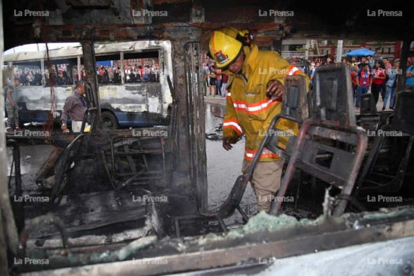 Encapuchados incendian tres buses en el bulevar Suyapa de Tegucigalpa