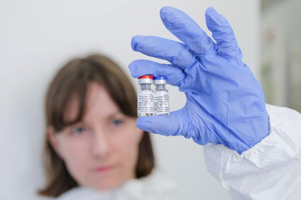 Más de 5,000 millones de dosis de vacunas contra el coronavirus han sido compradas