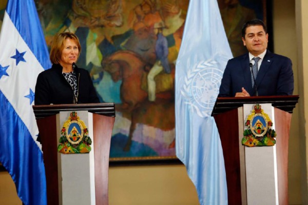Juan Orlando Hernández anuncia visita a farmacias de hospitales