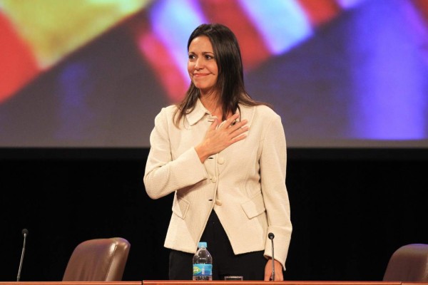 Diputada opositora destituida desafía al chavismo