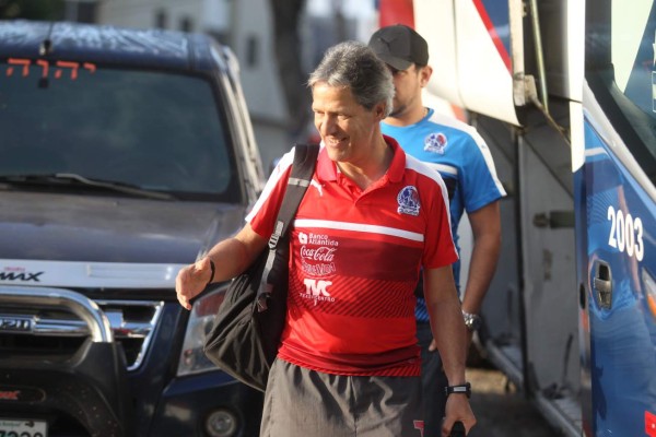 El entrenador de Olimpia Carlos Restrepo antes de viajar a Tocoa.