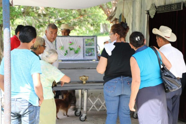 Dolor y pesar en vela de regidor asesinado en El Negrito