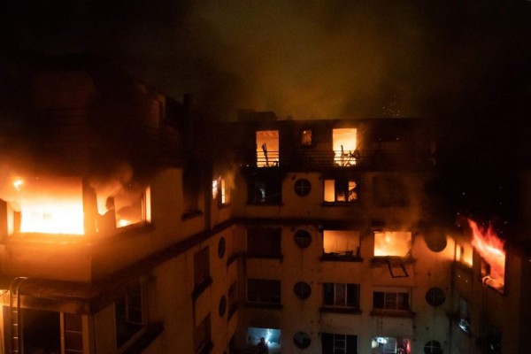 ¡Sálvenme!, vecinos relatan los gritos de terror que escuchaban en edificio incendiado en París