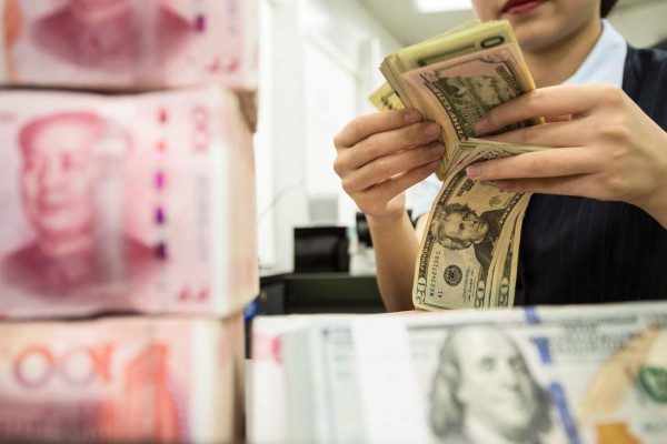 China enfurece a EEUU al dejar caer su moneda
