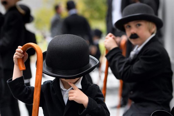 Más de 600 personas se visten de Charlot para celebrar cumpleaños de Chaplin