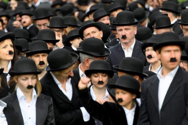 Más de 600 personas se visten de Charlot para celebrar cumpleaños de Chaplin