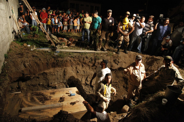 Rescatan a albañil tras 15 horas soterrado en un pozo en La Ceiba