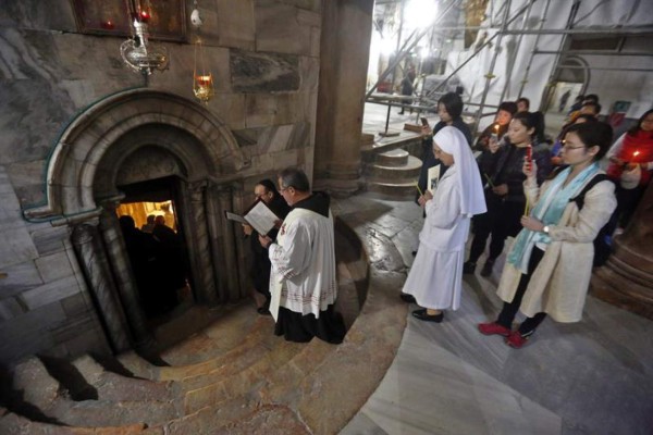 Un grupo de monjes Franciscanos, religiosos y peregrinos se prepara para bajar a la gruta sobre la que está construida la iglesia de la Natividad, lugar donde la tradición cristiana marca el nacimiento de Jesús, durante una procesión en Belén, Palestina, hoy 17 de diciembre 2015. EFE/Abed Al Hashlamoun