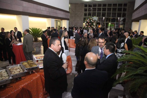 Ricardo Agurcia Fasquelle recibe premio del BCH