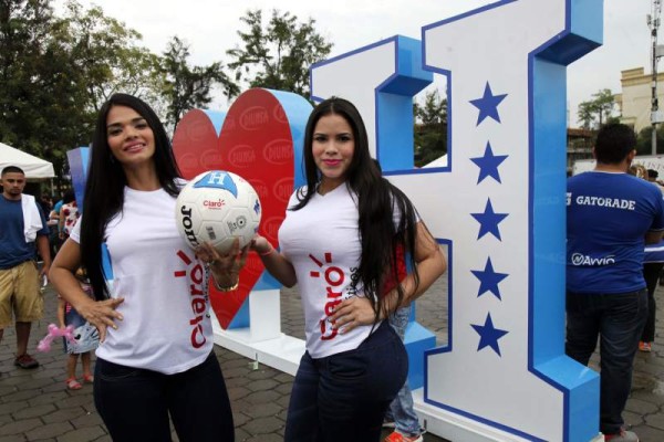 Las bellas modelos que también acompañaron a la Selección de Honduras. Foto Neptalí Romero