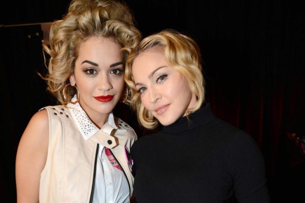 Rita Ora se arrodilló frente a Madonna