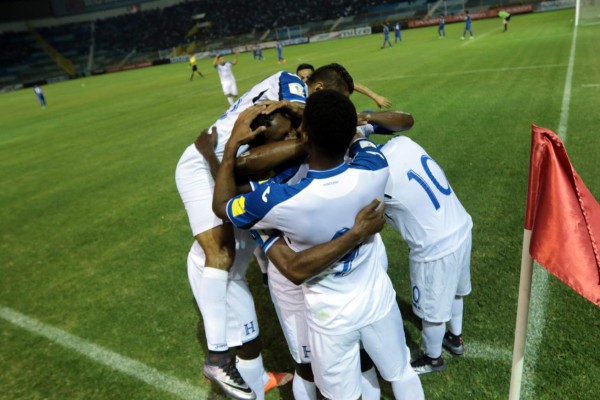 Honduras queda moribundo con empate ante El Salvador