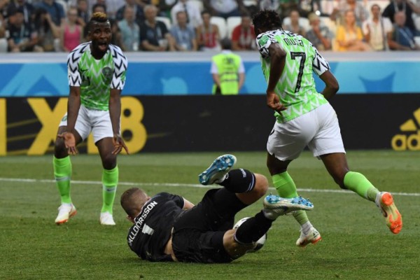 Nigeria's forward Ahmed Musa (L) avoids Iceland's goalkeeper Hannes Halldorsson on his way to score their second goal during the Russia 2018 World Cup Group D football match between Nigeria and Iceland at the Volgograd Arena in Volgograd on June 22, 2018. / AFP PHOTO / Mark RALSTON / RESTRICTED TO EDITORIAL USE - NO MOBILE PUSH ALERTS/DOWNLOADS