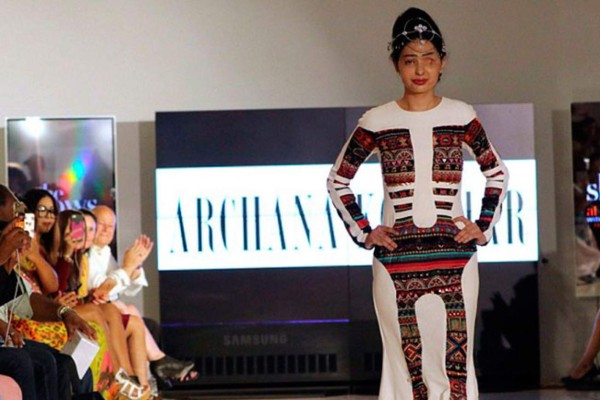 Inédito: Mujeres víctimas de ataques con ácido desfilan en pasarela de moda india