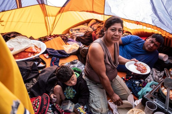 La nostalgia y el sueño americano marcan la navidad de migrantes en México