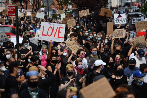 Miles protestan en Nueva York pese a toque de queda