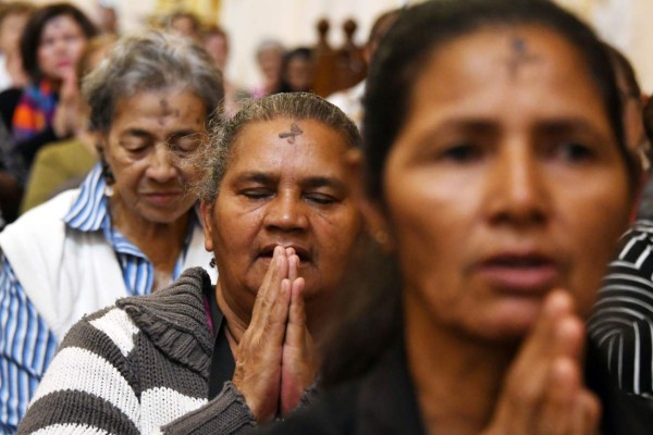 Catholic faithfuls participate in the celebration of Ash Wednesday in Tegucigalpa, on February 14, 2018.Wednesday marks the Christian period of Lent, prior to the Holy Week. / AFP PHOTO