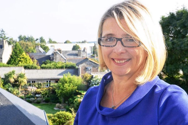 Una diputada francesa muere súbitamente al pronunciar un discurso electoral  