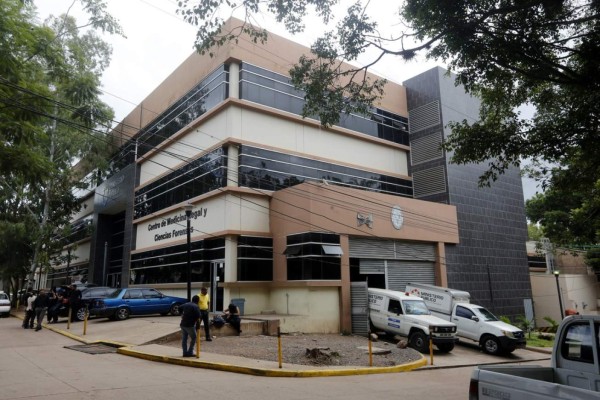 Ultiman a joven cuando estaba sentado en unas gradas en Tegucigalpa