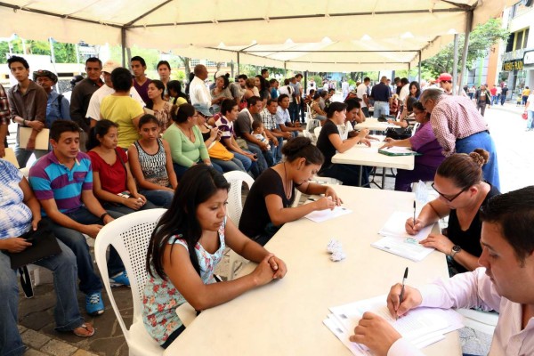 Más de 20,000 personas esperan en feria de empleo en San Pedro Sula