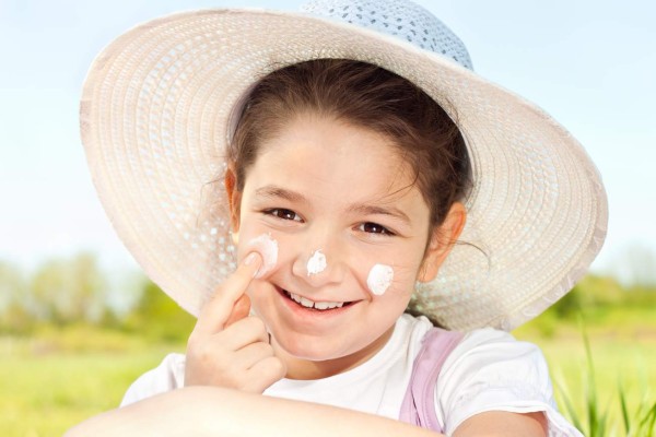 Recomiendan usar protector solar de manera rutinaria desde la infancia