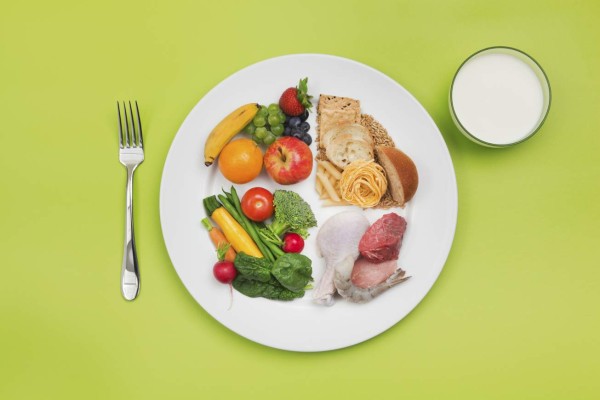 Evite los excesos en el restaurante y coma de manera nutritiva