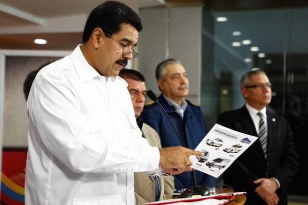Maduro firma decreto que regula precio de venta de carros
