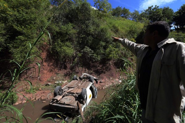 Taxista se lanza de vehículo antes de caer a un precipicio en Tegucigalpa