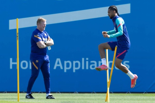 El centrocampista brasileño Matheus Fernandes (d) y el técnico del FC Barcelona, Ronald Koeman (i) durante un entrenamiento en la Ciudad Deportiva Joan Gamper. EFE/Enric Fontcuberta/Archivo