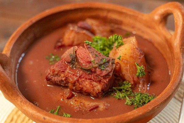 Sopa de frijoles con costilla ahumada