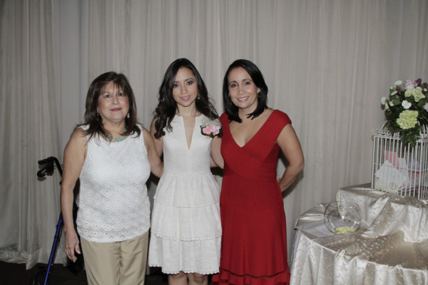 Frances Vargas es agasajada por su pronta boda