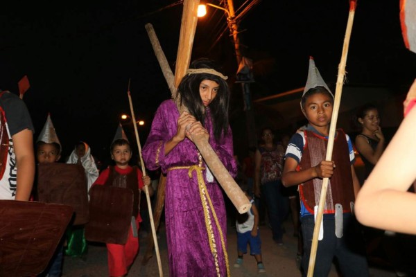Niños reviven la crucificción de Jesús