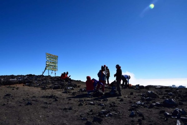 Roger Espinoza y su travesía de inicio de año en las montañas de Tanzania