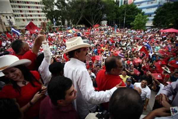 Mel Zelaya y Xiomara encabezaron las marchas del Bloque Popular