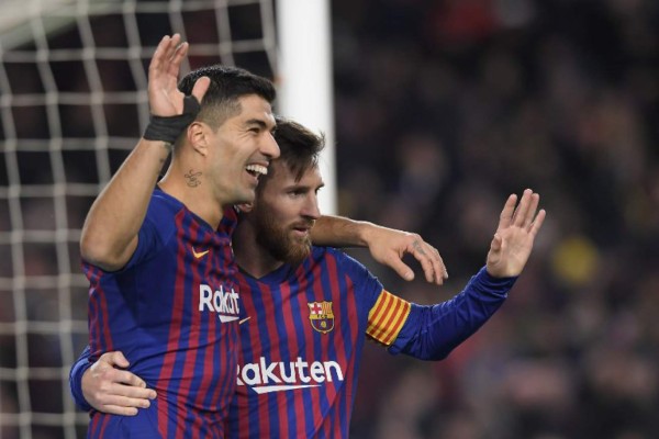 Luis Suárez y Messi festejando uno de los goles del Barcelona. FOTO AFP.