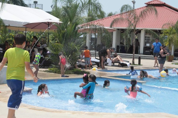 Sampedranos se refrescan en ríos, hoteles y parques acuáticos