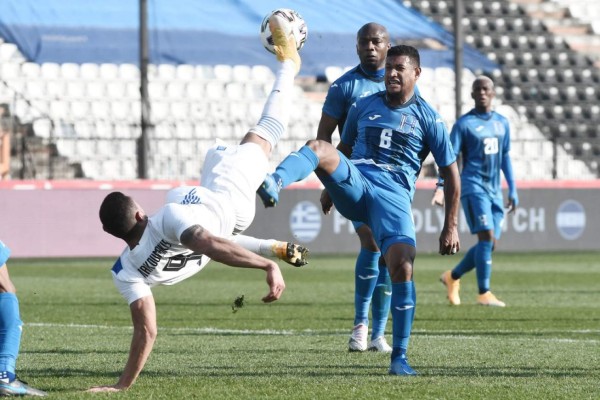 Honduras' Bryan Acosta (R) fights for the ball with Greece's Giorgos Giakoumakis (L) during the friendly football match between Greece and Honduras at Toumpa stadium in Thessaloniki on March 28, 2021. (Photo by Sakis MITROLIDIS / AFP)