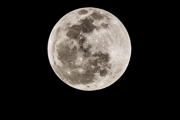 Los científicos hallan nuevas evidencias de agua en el interior de la Luna
