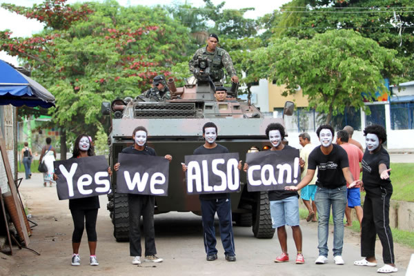 Brasil: Obama juega fútbol con niños de la favela