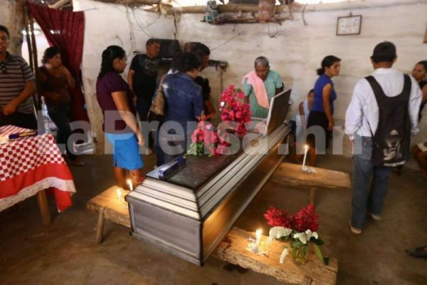 Los vecinos de San Miguelito se han unido para apoyar a las familias que sufrieron la pérdida de sus miembros en el accidente del domingo en la carretera al sur del país.