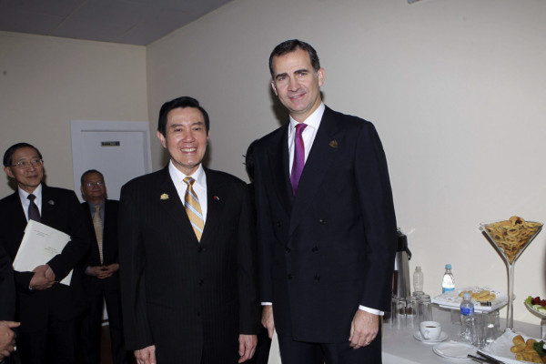 Príncipe Felipe de Borbón regresa a España tras asistir a toma de posesión