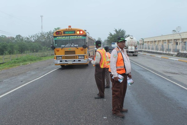 Decomisan buses en carrereteras por no portar permisos de revisión
