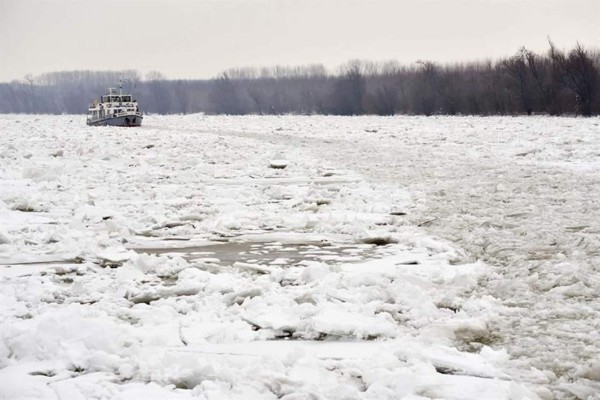 Tres rompehielos tratan de abrir el paso en el Danubio congelado