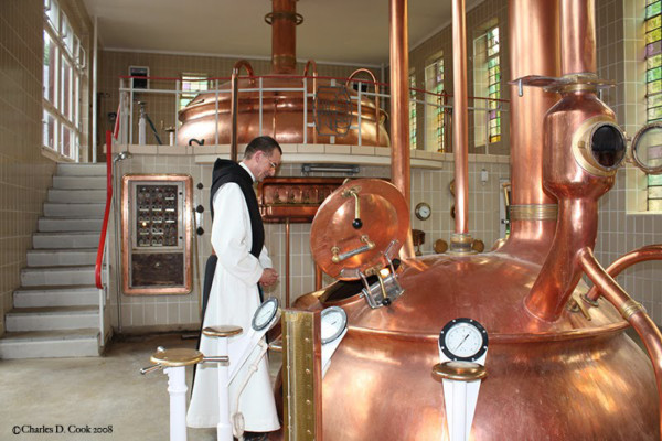 Monges triunfan con cerveza artesanal