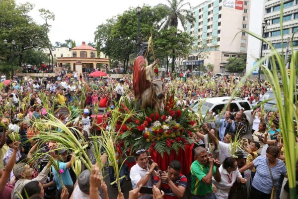 Miles de católicos sampedranos celebran el Domingo de Ramos