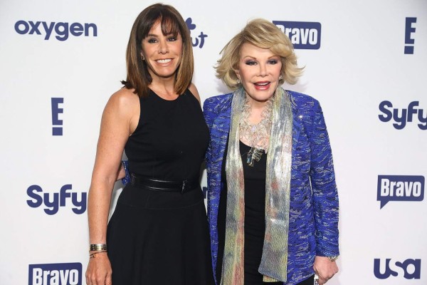 Joan Rivers sigue grave, famosos oran por su salud