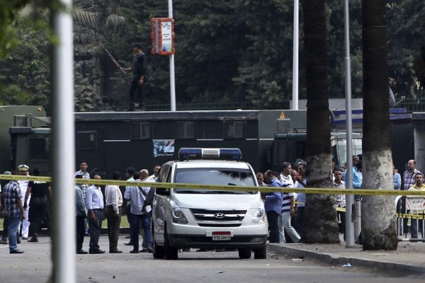 Ataque terrorista en universidad egipcia deja al menos diez heridos