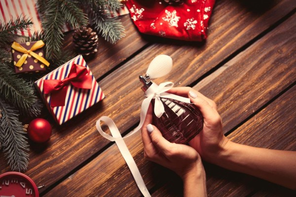 Ocho razones para regalar un perfume en Navidad