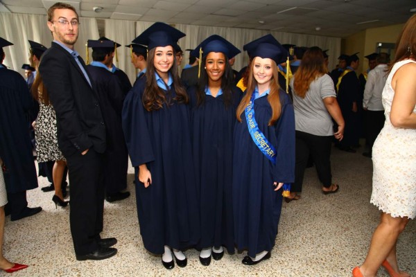 Alumnos de la Escuela Internacional Sampedrana se gradúan